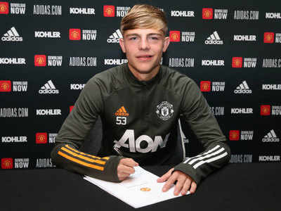 Brandon Williams signs new contract with Manchester United