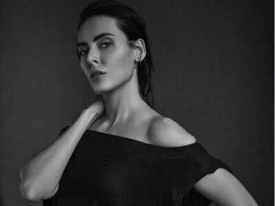Bigg Boss 9 fame Mandana Karimi sets temperatures soaring with her blur