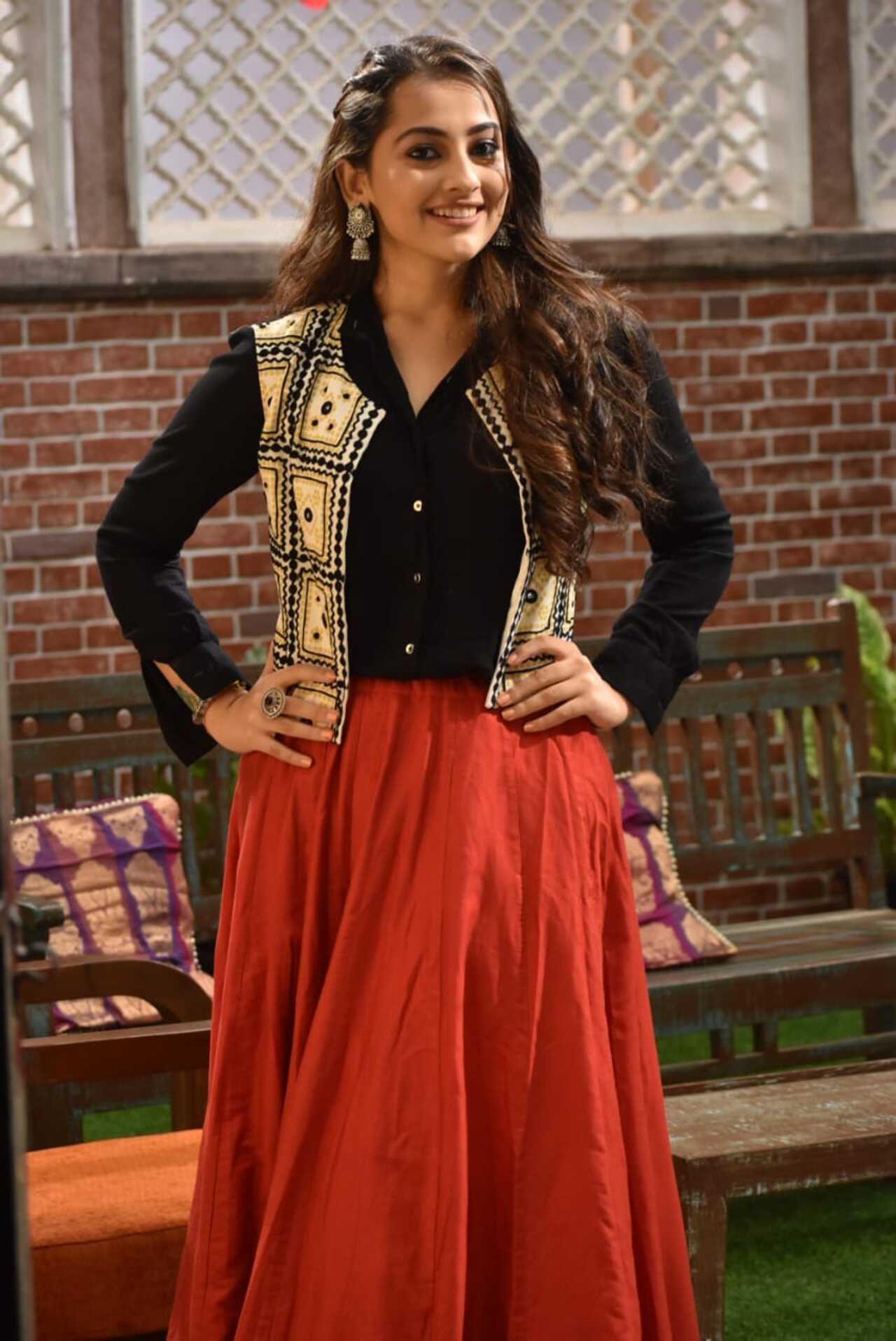 Heroine Hamsa Nandini Hot Legs Show In Skirt Actress Album #63 Heroine Hamsa Nandini Hot Legs Show In Skirt Actress Album