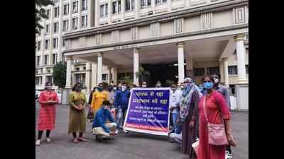 Parents protest against fee hike by city school