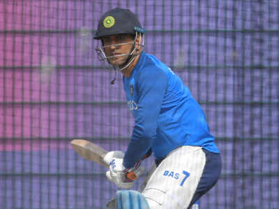 Dhoni told me he would continue till he is beating the team's fastest sprinter: Manjrekar