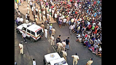 Mumbai: Cops concede mistake, clear scribe held for Bandra chaos