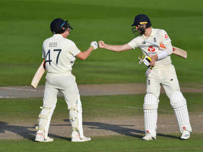 Chris Woakes and Dom Bess. (Reuters Photo)