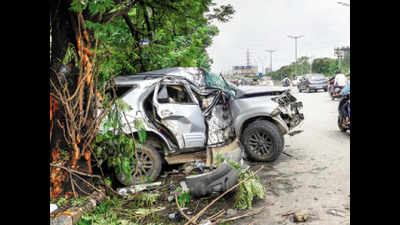 Mumbai: RTO agent dies as SUV hits a tree after birthday party