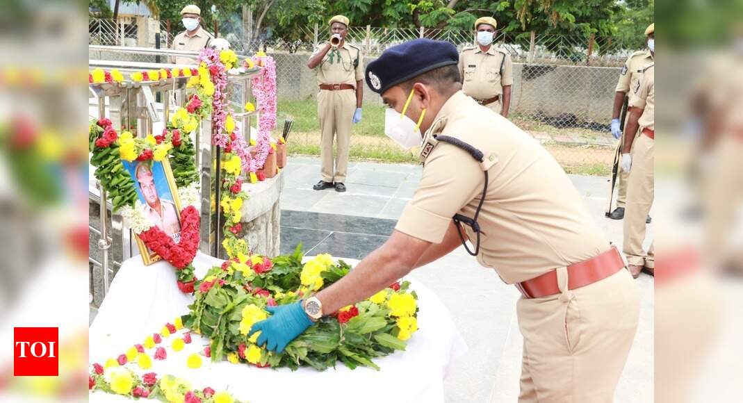 Tirupati Sp Pays Tributes To Cop Who Died Of Covid 19 Amaravati News Times Of India