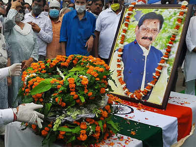 Chetan Chauhan cremated at Garhmukteshwar with state honours