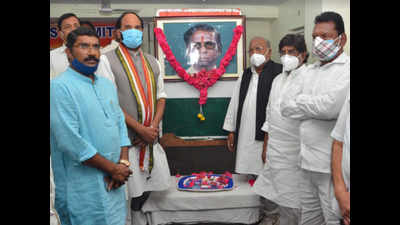 Congress demands Telangana government to build memorial of eight-time former MP Nandi Yellaiah