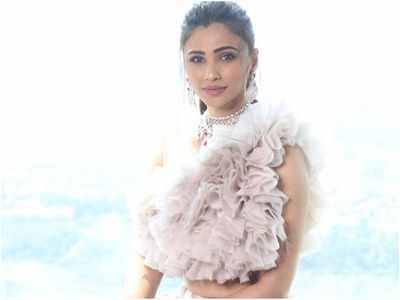 These pics of Daisy Shah are all about happiness and sparkle