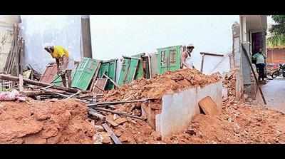 GHMC demolishes dilapidated buildings near Hussainsagar