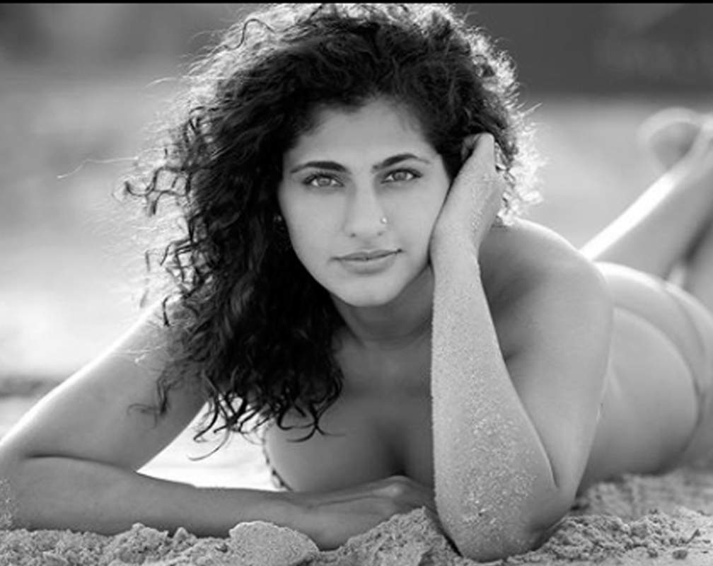 
Kubbra Sait shows off her 'curvier' body in this throwback photo!
