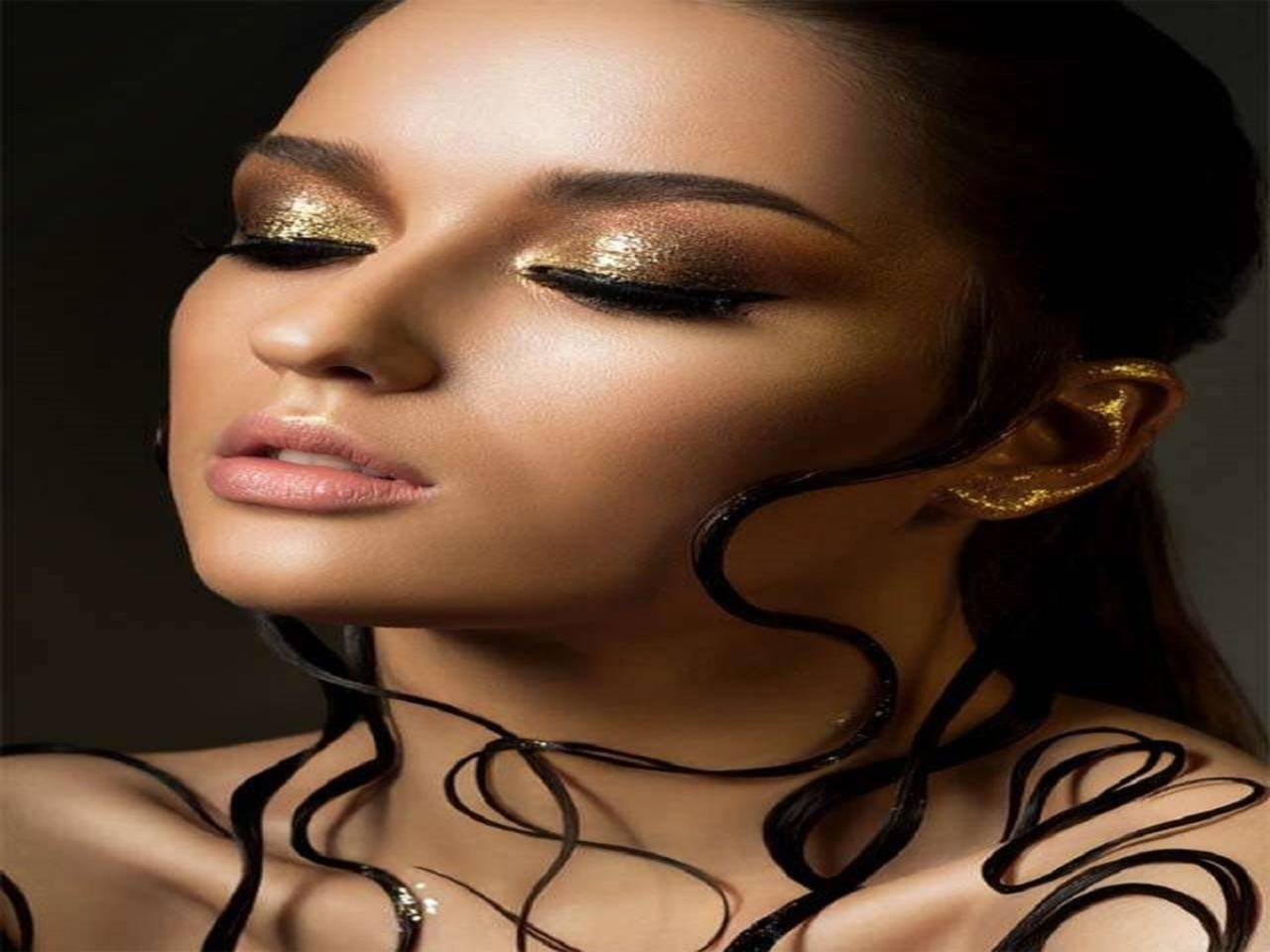 Golden eye shadow: Ace your eye makeup & let your eyes do the talking -  Times of India