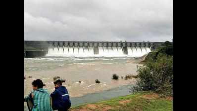 Ukai dam releases 1.5 lakh cusecs water in Tapi