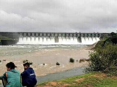 Ukai dam releases 1.5 lakh cusecs water in Tapi | Surat News - Times of ...