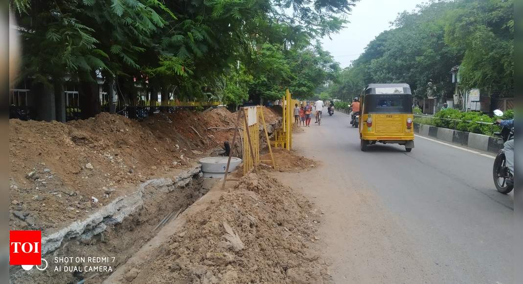 No space for pedestrians at Pantheon Road , ch-8. - Times of India