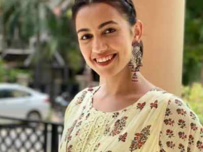 Happy Birthday Esha Kansara; Gujarati stars extend wishes for the actress