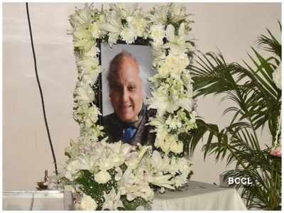 Photos: Legendary vocalist Pandit Jasraj's family members and friends pay their last respects