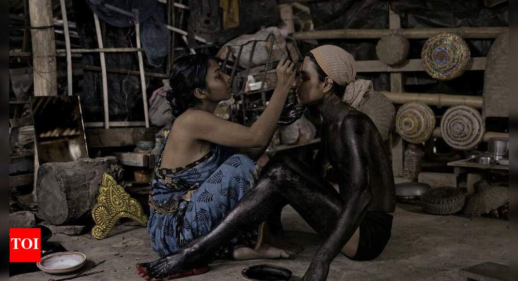 Short film ‘Kayantar’ reflects on art, religion and gender in today's society | Bengali Movie News - Times of India