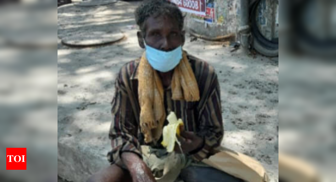 Chennai man distributes food and masks to needy - Times of India