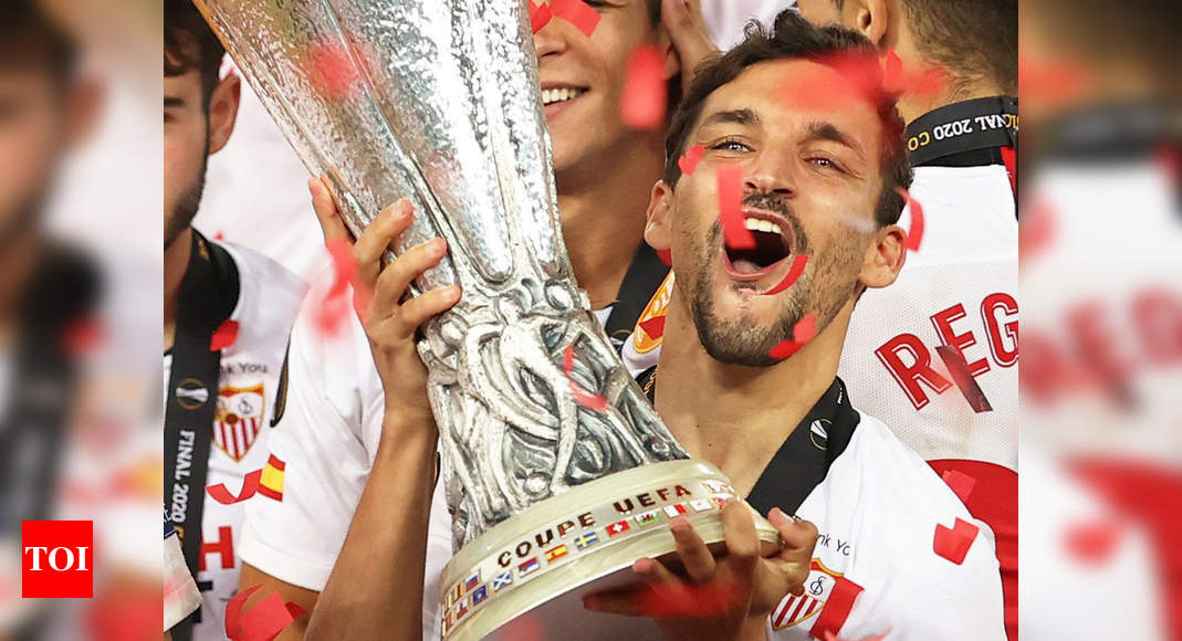 Sevilla's Jose Antonio Reyes celebrates with the Europa League