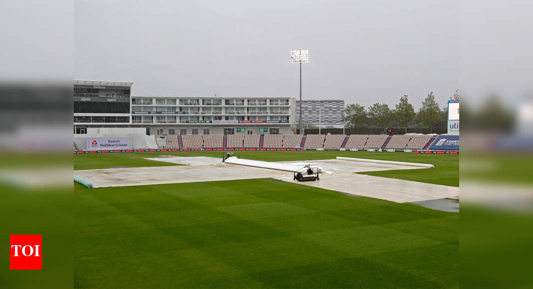 England vs Pakistan, 3rd Test, Day 4: Rain forces early stumps, Pakistan 100/2 in their second innings - Times of India