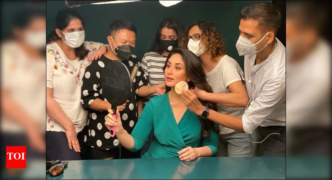 Kareena Kapoor Khan shows off her baby bump in the latest picture as she shoots amid the new normal - Times of India