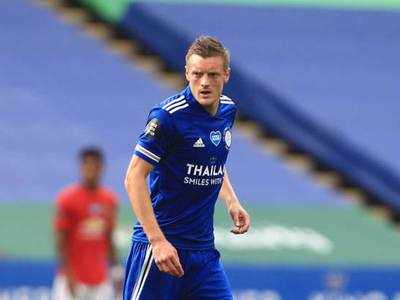 Jamie Vardy signs contract extension at Leicester