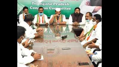 Telangana: Congress district presidents extend loyalty to Gandhi family