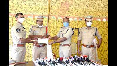 Andhra Pradesh: Cop who risked his life to stop speeding car loaded with liquor felicitated
