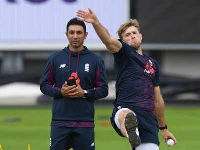 Pakistan's Azhar Mahmood happy to help England bowlers
