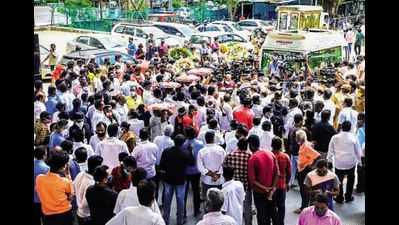 No distancing as leaders, party workers gather to pay last respects to Vasanthkumar