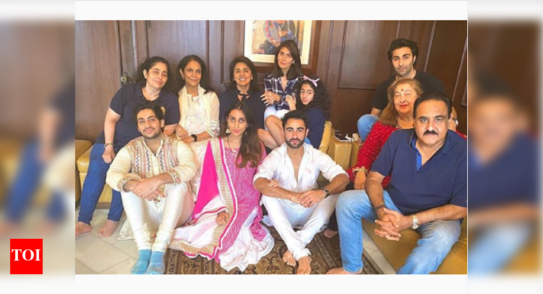 Riddhima Kapoor shares a lovely picture featuring Neetu Kapoor, Aadar, Rima Jain and other family members - Times of India