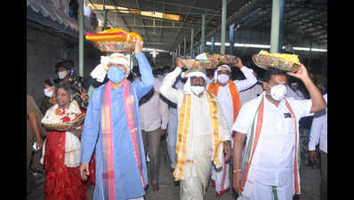 Andhra Pradesh: TTD EO officers Pattu vastrams to Lord Ganesh at Kanipakam