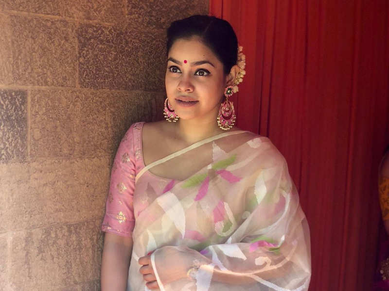 The Kapil Sharma Show S Sumona Chakravarti Crosses 1m On Instagram Thanks Fans And Followers Times Of India