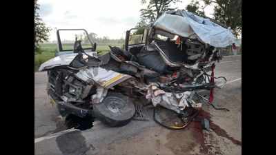 UP: Five labourers killed as jeep crashes into truck in Bahraich