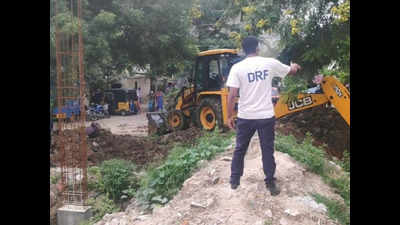 Greater Hyderabad Municipal Corporation demolishes encroachment of lung space in Kukatpally