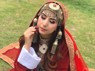 Kashmir Man Woman Couple Traditional Dress Stock Vector (Royalty Free)  1624718443 | Shutterstock