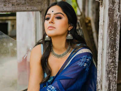 Bigg Boss Telugu 4: Monal Gajjar reveals her first salary; gets emotional talking about last moments with her late father