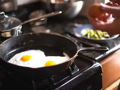 Frying pans for sauteing and stir-frying delicacies