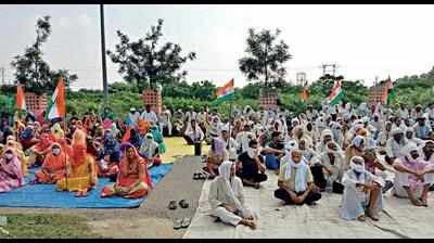 Over 300 villagers protest, seek higher compensation for 2,614 acres acquired by UP housing board