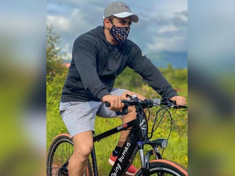 Salman Khan shares a picture himself enjoying a bicycle ride; asks everyone to "stay safe"
