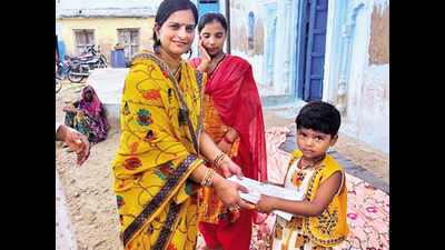 As tribute to mother, doctor extends help to poor girls in Jhansi