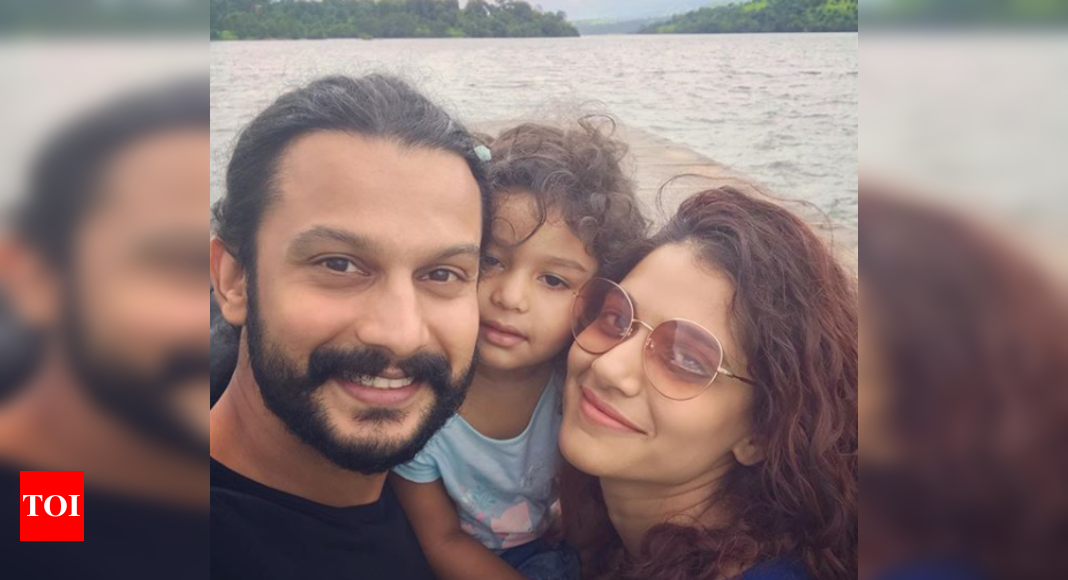 Addinath Kothare's latest selfie with wife Urmilla Kothare and daughter ...