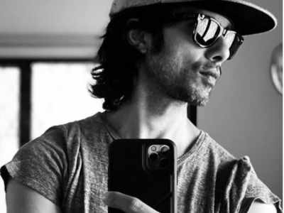 Shahid Kapoor's swag in his latest mirror selfie is sure to leave you impressed; view photo