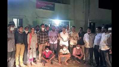 Three caught selling 15 red sand boas in Narmada