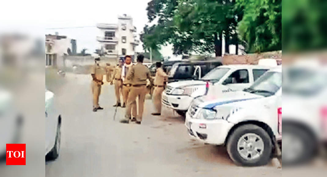 Villagers attack cops, free gangster from custody in Ghaziabad ...
