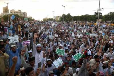 Anti-Shia protesters march for second day in Karachi