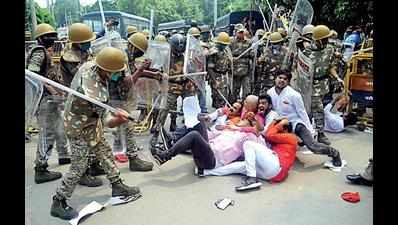 Akhilesh slams state govt for arrest of SP leaders