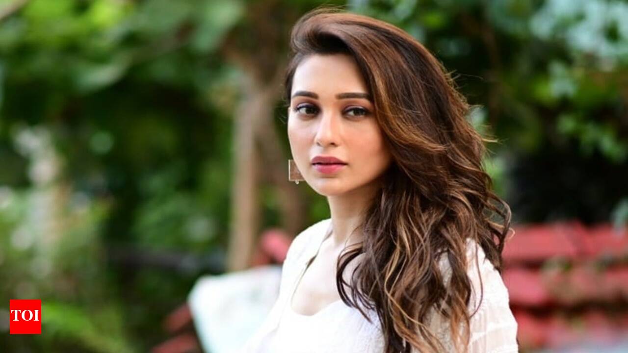 एक्ट्रेस मिमी चक्रवर्ती से बदसलूकी, पुलिस में दर्ज कराई शिकायत