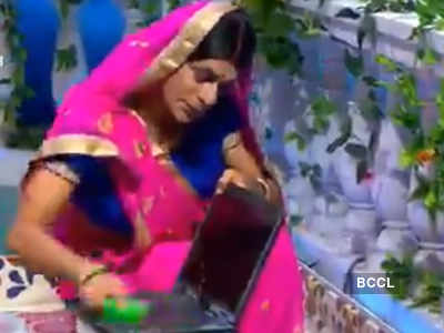 Sunil Grover turns Topi bahu as he recreates Gopi bahu’s ‘laptop washing’ scene from Saath Nibhana Saathiya; watch