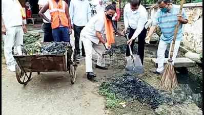 MLA takes up sanitation work, praises PM Modi in Gorakhpur